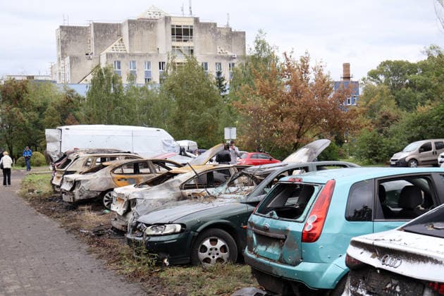 Cars are damaged at a parking lot in the Podilskyi district after an overnight Russian attack, Kyiv, Ukraine, September 24, 2026. On Thursday night, September 24, Russian forces launched a ballistic missile strike on Kyiv, followed by drone assaults on the capital and region. By morning, two people were confirmed killed and eight injured. The attack caused fires and destruction across several districts, damaging medical facilities, apartment blocks, private homes, and vehicles. The maternity hospital in the Podilskyi district sustained damage to windows, doors, and parts of the facade from the first to fifth floors, as well as to windows in the laundry and boiler rooms. Patients, children, and medical staff were unharmed, having moved to th  Copyright: xPavloxBahmutx