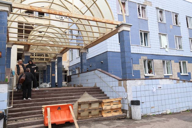 A security guard, a man and a woman stand on the porch of the Consultative and Diagnostic Centre in the Podilskyi district, damaged by an overnight Russian attack, Kyiv, Ukraine, September 24, 2026. On Thursday night, September 24, Russian forces launched a ballistic missile strike on Kyiv, followed by drone assaults on the capital and region. By morning, two people were confirmed killed and eight injured. The attack caused fires and destruction across several districts, damaging medical facilities, apartment blocks, private homes, and vehicles. The maternity hospital in the Podilskyi district sustained damage to windows, doors, and parts of the facade from the first to fifth floors, as well as to windows in the laundry and boiler rooms. Pa  Copyright: xPavloxBahmutx