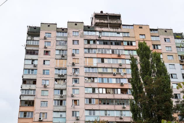 Widows are shattered by an overnight Russian attack in the Podilskyi district, Kyiv, Ukraine, September 24, 2026. On Thursday night, September 24, Russian forces launched a ballistic missile strike on Kyiv, followed by drone assaults on the capital and region. By morning, two people were confirmed killed and eight injured. The attack caused fires and destruction across several districts, damaging medical facilities, apartment blocks, private homes, and vehicles. The maternity hospital in the Podilskyi district sustained damage to windows, doors, and parts of the facade from the first to fifth floors, as well as to windows in the laundry and boiler rooms. Patients, children, and medical staff were unharmed, having moved to the shelter, where  Copyright: xPavloxBahmutx