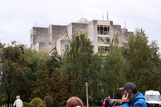 People stand outside the Consultative and Diagnostic Centre in the Podilskyi district, damaged by an overnight Russian attack, Kyiv, Ukraine, September 24, 2026. On Thursday night, September 24, Russian forces launched a ballistic missile strike on Kyiv, followed by drone assaults on the capital and region. By morning, two people were confirmed killed and eight injured. The attack caused fires and destruction across several districts, damaging medical facilities, apartment blocks, private homes, and vehicles. The maternity hospital in the Podilskyi district sustained damage to windows, doors, and parts of the facade from the first to fifth floors, as well as to windows in the laundry and boiler rooms. Patients, children, and medical staff w  Copyright: xPavloxBahmutx