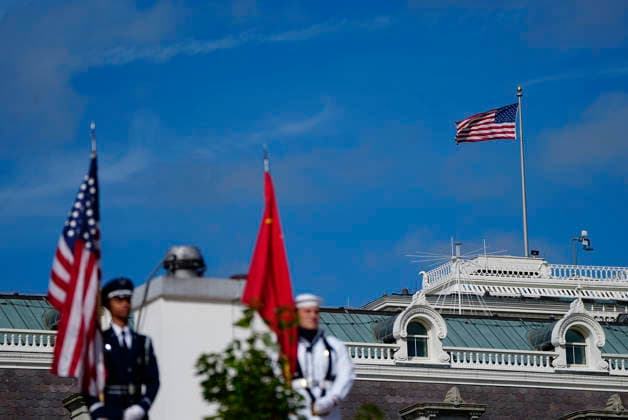 Members of a military honor guard hold U.S. and Chinese flags during an arrival ceremony for Chinese President Xi Jinping at the White House in Washington DC on Thursday, September 24, 2026. Xi is on a three-day state visit to the U.S. and will hold talks with U.S. officials on tariffs, AI, and other issues.  WAP20260924706 BONNIExCASH