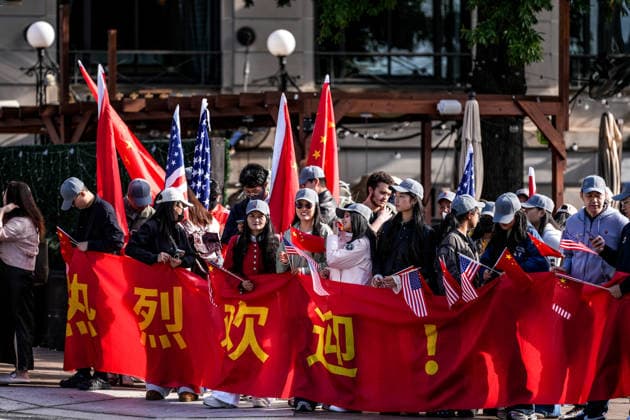 Chinese President Xi Jinping - US President Donald Trump meeting in Washington WASHINGTON, UNITED STATES - SEPTEMBER 24: People, holding flags, gather along the route to welcome Chinese President Xi Jinping as he on the way to the White House for a meeting with US President Donald Trump in Washington, DC, United States on September 24. Hasan Akbas Anadolu Washington DC United States. Editorial use only. Please get in touch for any other usage.  Copyright: x2026xAnadoluxHasanxAkbasx