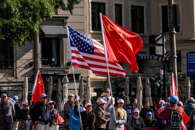 Chinese President Xi Jinping - US President Donald Trump meeting in Washington WASHINGTON, UNITED STATES - SEPTEMBER 24: People, holding flags, gather along the route to welcome Chinese President Xi Jinping as he on the way to the White House for a meeting with US President Donald Trump in Washington, DC, United States on September 24. Hasan Akbas Anadolu Washington DC United States. Editorial use only. Please get in touch for any other usage.  Copyright: x2026xAnadoluxHasanxAkbasx