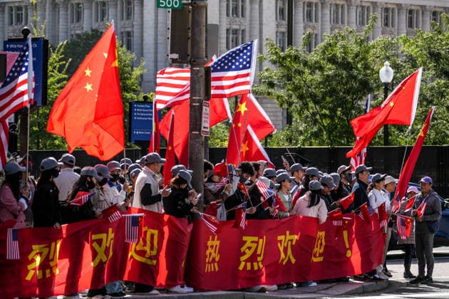 Chinese President Xi Jinping - US President Donald Trump meeting in Washington WASHINGTON, UNITED STATES - SEPTEMBER 24: People, holding flags, gather along the route to welcome Chinese President Xi Jinping as he on the way to the White House for a meeting with US President Donald Trump in Washington, DC, United States on September 24. Hasan Akbas Anadolu Washington DC United States. Editorial use only. Please get in touch for any other usage.  Copyright: x2026xAnadoluxHasanxAkbasx
