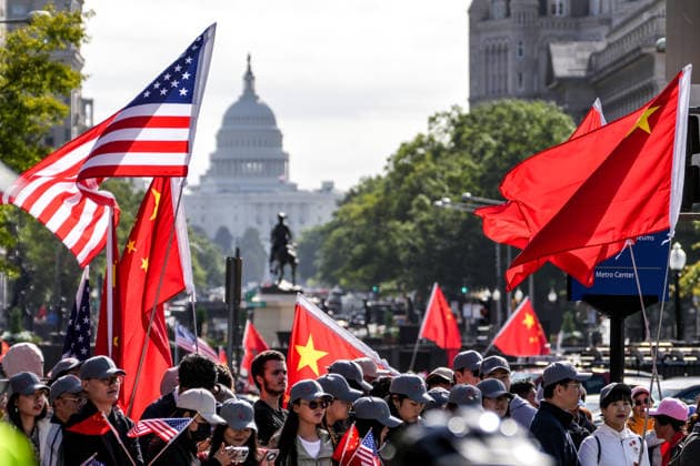 Chinese President Xi Jinping - US President Donald Trump meeting in Washington WASHINGTON, UNITED STATES - SEPTEMBER 24: People, holding flags, gather along the route to welcome Chinese President Xi Jinping as he on the way to the White House for a meeting with US President Donald Trump in Washington, DC, United States on September 24. Hasan Akbas Anadolu Washington DC United States. Editorial use only. Please get in touch for any other usage.  Copyright: x2026xAnadoluxHasanxAkbasx