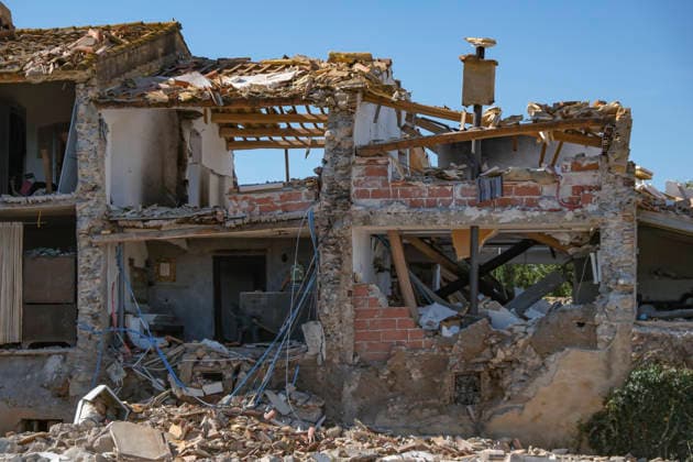 Gas explosion at a rural hotel in Perelada, Spain - 24 Sept 2026 The Can Carbó de les Olives rural hotel is seen in ruins after an explosion involving the propane gas pipes installed at the property. A massive explosion caused by a propane gas leak inside the Hotel Rural Can Carbó de les Olives in Peralada, Girona, has left part of the hotel facilities virtually in ruins. Peralada Spain Copyright: xPacoxFreirex xSOPAxImagesx P_Freire_24092026-DSCF0115