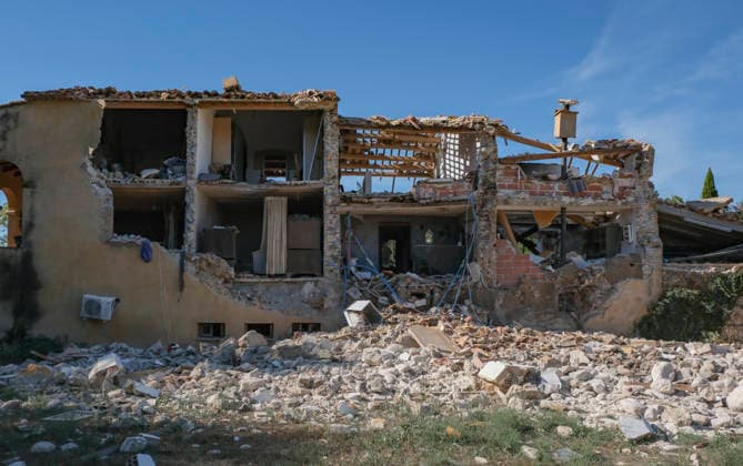 Gas explosion at a rural hotel in Perelada, Spain - 24 Sept 2026 The Can Carbó de les Olives rural hotel is seen in ruins after an explosion involving the propane gas pipes installed at the property. A massive explosion caused by a propane gas leak inside the Hotel Rural Can Carbó de les Olives in Peralada, Girona, has left part of the hotel facilities virtually in ruins. Peralada Spain Copyright: xPacoxFreirex xSOPAxImagesx P_Freire_24092026-DSCF0121
