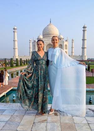 Miss Universe Great Britain winner Angela Aumonier, along with models visits Agra s Taj Mahal Agra, Sep 24 (ANI): Miss Universe Great Britain winner Angela Aumonier, with a model, poses for a group photo in front of the Taj Mahal, in Agra on Thursday. Agra Uttar Pradesh India Copyright: xANIx ANI_20260924078