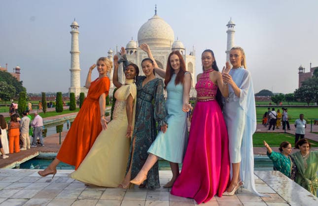 Miss Universe Great Britain winner Angela Aumonier, along with models visits Agra s Taj Mahal Agra, Sep 24 (ANI): Miss Universe Great Britain winner Angela Aumonier, along with models, poses for a group photo in front of the Taj Mahal, in Agra on Thursday. Agra Uttar Pradesh India Copyright: xANIx ANI_20260924079