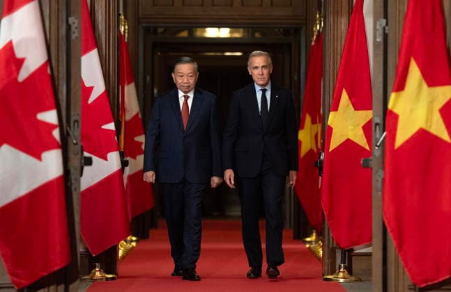 September 24, 2026, Ottawa, On, Canada: Prime Minister Mark Carney, right, walks to a welcome ceremony with Vietnamese General Secretary and President To Lam on Parliament Hill in Ottawa on Thursday, Sept. 24, 2026. Ottawa Canada  - ZUMAc35_ 20260924_zaf_c35_011 Copyright: xAdrianxWyldx