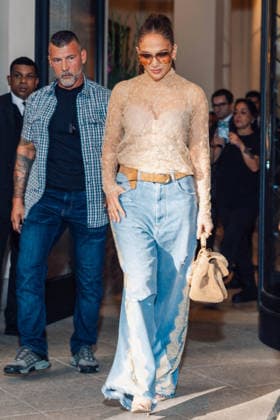 Jennifer Lopez leaves the Palazzo Parigi luxury hotel in Milan during MLFW Fashion Week on September 24, 2026. Tiziano Da Silva, Bestimage. Jennifer Lopez leaves the Palazzo Parigi luxury hotel in Milan during MLFW Fashion Week on September 24, 2026. Milan, Italy  Copyright: xTizianoxDaxSilvax xBestimagexTizianoxDaxSilvax xBestimagex