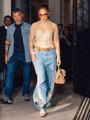 Jennifer Lopez leaves the Palazzo Parigi luxury hotel in Milan during MLFW Fashion Week on September 24, 2026. Tiziano Da Silva, Bestimage. Jennifer Lopez leaves the Palazzo Parigi luxury hotel in Milan during MLFW Fashion Week on September 24, 2026. Milan, Italy  Copyright: xTizianoxDaxSilvax xBestimagexTizianoxDaxSilvax xBestimagex