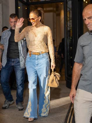 Jennifer Lopez leaves the Palazzo Parigi luxury hotel in Milan during MLFW Fashion Week on September 24, 2026. Tiziano Da Silva, Bestimage. Jennifer Lopez leaves the Palazzo Parigi luxury hotel in Milan during MLFW Fashion Week on September 24, 2026. Milan, Italy  Copyright: xTizianoxDaxSilvax xBestimagexTizianoxDaxSilvax xBestimagex