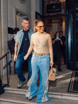 Jennifer Lopez leaves the Palazzo Parigi luxury hotel in Milan during MLFW Fashion Week on September 24, 2026. Tiziano Da Silva, Bestimage. Jennifer Lopez leaves the Palazzo Parigi luxury hotel in Milan during MLFW Fashion Week on September 24, 2026. Milan, Italy  Copyright: xTizianoxDaxSilvax xBestimagexTizianoxDaxSilvax xBestimagex