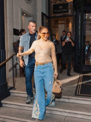 Jennifer Lopez leaves the Palazzo Parigi luxury hotel in Milan during MLFW Fashion Week on September 24, 2026. Tiziano Da Silva, Bestimage. Jennifer Lopez leaves the Palazzo Parigi luxury hotel in Milan during MLFW Fashion Week on September 24, 2026. Milan, Italy  Copyright: xTizianoxDaxSilvax xBestimagexTizianoxDaxSilvax xBestimagex