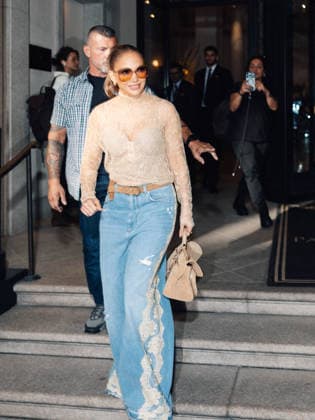 Jennifer Lopez leaves the Palazzo Parigi luxury hotel in Milan during MLFW Fashion Week on September 24, 2026. Tiziano Da Silva, Bestimage. Jennifer Lopez leaves the Palazzo Parigi luxury hotel in Milan during MLFW Fashion Week on September 24, 2026. Milan, Italy  Copyright: xTizianoxDaxSilvax xBestimagexTizianoxDaxSilvax xBestimagex