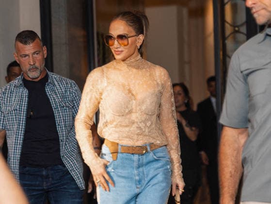 Jennifer Lopez leaves the Palazzo Parigi luxury hotel in Milan during MLFW Fashion Week on September 24, 2026. Tiziano Da Silva, Bestimage. Jennifer Lopez leaves the Palazzo Parigi luxury hotel in Milan during MLFW Fashion Week on September 24, 2026. Milan, Italy  Copyright: xTizianoxDaxSilvax xBestimagexTizianoxDaxSilvax xBestimagex