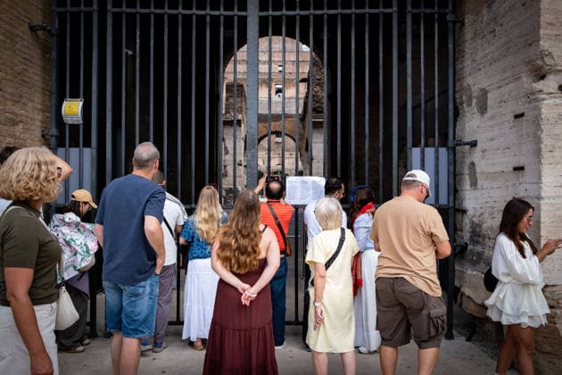 September 24, 2026, Rome, Rm, Italy: By order of Minister of Culture Alessandro Giuli, the Colosseum Archaeological Park remains closed the day after the death of young worker Andrea Moretti, as a mark of mourning and solidarity with his family. Tourists learn the news by reading the notice posted on the closed gates of the archaeological site. Rome Italy  - ZUMAg256 20260924_znp_g256_008 Copyright: xMarcoxDixGianvitox