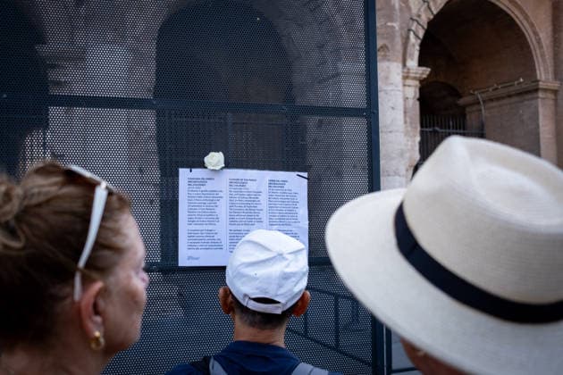 September 24, 2026, Rome, Rm, Italy: By order of Minister of Culture Alessandro Giuli, the Colosseum Archaeological Park remains closed the day after the death of young worker Andrea Moretti, as a mark of mourning and solidarity with his family. Tourists learn the news by reading the notice posted on the closed gates of the archaeological site. Rome Italy  - ZUMAg256 20260924_znp_g256_001 Copyright: xMarcoxDixGianvitox