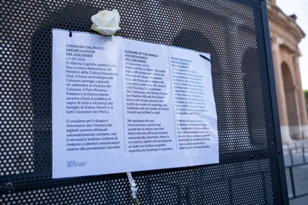 September 24, 2026, Rome, Rm, Italy: By order of Minister of Culture Alessandro Giuli, the Colosseum Archaeological Park remains closed the day after the death of young worker Andrea Moretti, as a mark of mourning and solidarity with his family. Tourists learn the news by reading the notice posted on the closed gates of the archaeological site. Rome Italy  - ZUMAg256 20260924_znp_g256_003 Copyright: xMarcoxDixGianvitox