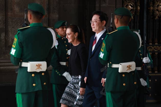 Official welcome ceremony for South Korean President Lee Jae Myung in Mexico MEXICO CITY, MEXICO - SEPTEMBER 24: President of South Korea Lee Jae Myung (R) is received by Mexico s President Claudia Sheinbaum during an official welcome ceremony, at the National Palace, in Mexico City, Mexico on September 24, 2026. ?The visit aims to strengthen bilateral cooperation in trade, investment, and energy, marking the first state visit by a South Korean president to Mexico in 16 years. Daniel Cardenas Anadolu Mexico City Mexico. Editorial use only. Please get in touch for any other usage.  Copyright: x2026xAnadoluxDanielxCardenasx