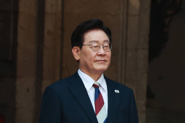 Official welcome ceremony for South Korean President Lee Jae Myung in Mexico MEXICO CITY, MEXICO - SEPTEMBER 24: President of South Korea Lee Jae Myung is received by Mexico s President Claudia Sheinbaum during an official welcome ceremony, at the National Palace, in Mexico City, Mexico on September 24, 2026. ?The visit aims to strengthen bilateral cooperation in trade, investment, and energy, marking the first state visit by a South Korean president to Mexico in 16 years. Daniel Cardenas Anadolu Mexico City Mexico. Editorial use only. Please get in touch for any other usage.  Copyright: x2026xAnadoluxDanielxCardenasx