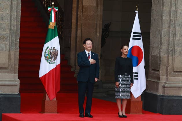 Official welcome ceremony for South Korean President Lee Jae Myung in Mexico MEXICO CITY, MEXICO - SEPTEMBER 24: President of South Korea Lee Jae Myung (L) is received by Mexico s President Claudia Sheinbaum during an official welcome ceremony, at the National Palace, in Mexico City, Mexico on September 24, 2026. ?The visit aims to strengthen bilateral cooperation in trade, investment, and energy, marking the first state visit by a South Korean president to Mexico in 16 years. Daniel Cardenas Anadolu Mexico City Mexico. Editorial use only. Please get in touch for any other usage.  Copyright: x2026xAnadoluxDanielxCardenasx