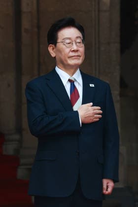 Official welcome ceremony for South Korean President Lee Jae Myung in Mexico MEXICO CITY, MEXICO - SEPTEMBER 24: President of South Korea Lee Jae Myung is received by Mexico s President Claudia Sheinbaum during an official welcome ceremony, at the National Palace, in Mexico City, Mexico on September 24, 2026. ?The visit aims to strengthen bilateral cooperation in trade, investment, and energy, marking the first state visit by a South Korean president to Mexico in 16 years. Daniel Cardenas Anadolu Mexico City Mexico. Editorial use only. Please get in touch for any other usage.  Copyright: x2026xAnadoluxDanielxCardenasx