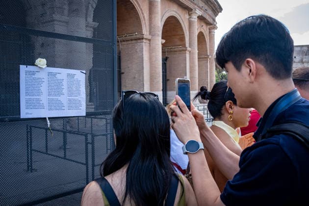 September 24, 2026, Rome, Rm, Italy: By order of Minister of Culture Alessandro Giuli, the Colosseum Archaeological Park remains closed the day after the death of young worker Andrea Moretti, as a mark of mourning and solidarity with his family. Tourists learn the news by reading the notice posted on the closed gates of the archaeological site. Rome Italy - ZUMAg256 20260924_znp_g256_007 Copyright: xMarcoxDixGianvitox