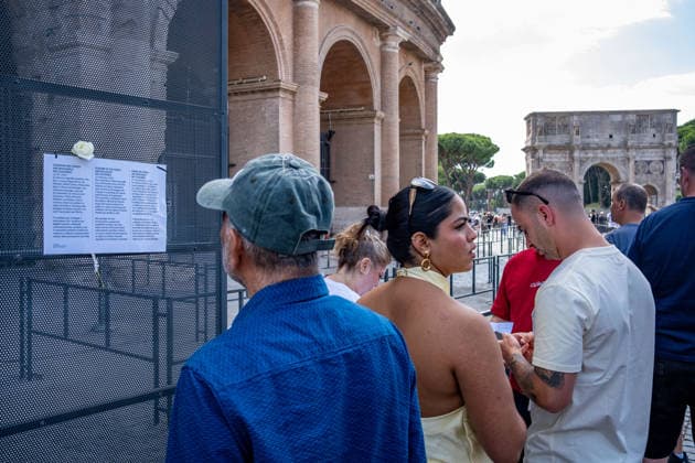 September 24, 2026, Rome, Rm, Italy: By order of Minister of Culture Alessandro Giuli, the Colosseum Archaeological Park remains closed the day after the death of young worker Andrea Moretti, as a mark of mourning and solidarity with his family. Tourists learn the news by reading the notice posted on the closed gates of the archaeological site. Rome Italy - ZUMAg256 20260924_znp_g256_011 Copyright: xMarcoxDixGianvitox