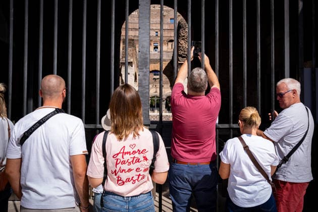 September 24, 2026, Rome, Rm, Italy: By order of Minister of Culture Alessandro Giuli, the Colosseum Archaeological Park remains closed the day after the death of young worker Andrea Moretti, as a mark of mourning and solidarity with his family. Tourists learn the news by reading the notice posted on the closed gates of the archaeological site. Rome Italy - ZUMAg256 20260924_znp_g256_015 Copyright: xMarcoxDixGianvitox