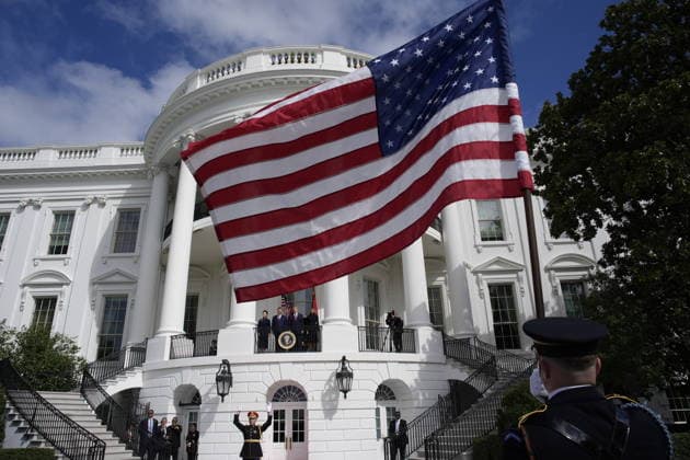 September 24, 2026, Washington, District Of Columbia, USA: United States President Donald J Trump, first lady Melania Trump, President Xi Jinping, of The People™s Republic of China, and Madame Peng Liyuan participate in a Silent Drill Platoon Review on the South Portico of the White House in Washington, DC, USA, during a State Visit on Thursday, September 24, 2026 Washington USA - ZUMAs152 20260924_faa_s152_132 Copyright: xYurixGripasx-xPoolxviaxCNPx