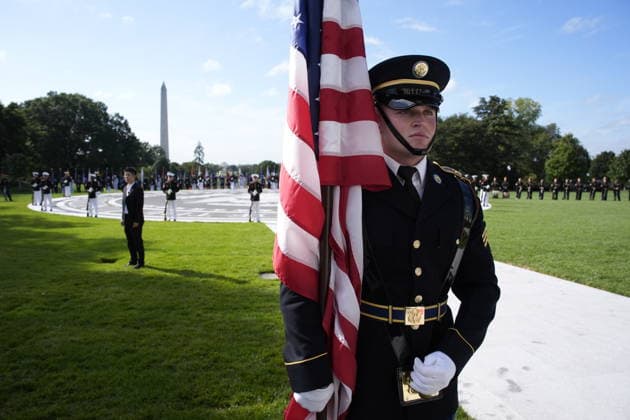September 24, 2026, Washington, District Of Columbia, USA: Military honor guards stand at attention as United States President Donald J Trump, first lady Melania Trump, President Xi Jinping, of The People™s Republic of China, and Madame Peng Liyuan participate in a Silent Drill Platoon Review on the South Portico of the White House in Washington, DC, USA, during a State Visit on Thursday, September 24, 2026 Washington USA - ZUMAs152 20260924_faa_s152_124 Copyright: xYurixGripasx-xPoolxviaxCNPx