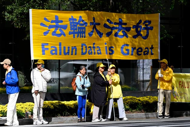 Protesters Demonstrate Against China During Xi Visit In Washington, DC Members of the Falun Gong movement protest the visit of Chinese President Xi Jinping outside the White House on September 24, 2026 in Washington, DC. President Trump is hosting President Xi for a three-day state visit to Washington, DC. Photo by Olivier Douliery ABACAPRESS.COM Washington DC United States  Copyright: xDoulieryxOlivier ABACAx