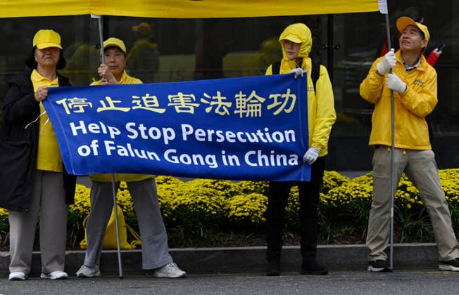 Protesters Demonstrate Against China During Xi Visit In Washington, DC Members of the Falun Gong movement protest the visit of Chinese President Xi Jinping outside the White House on September 24, 2026 in Washington, DC. President Trump is hosting President Xi for a three-day state visit to Washington, DC. Photo by Olivier Douliery ABACAPRESS.COM Washington DC United States  Copyright: xDoulieryxOlivier ABACAx