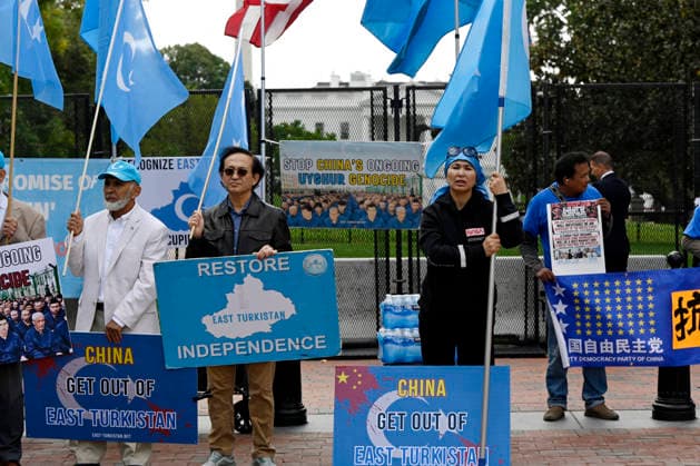 Protesters Demonstrate Against China During Xi Visit In Washington, DC Demostrators protest the visit of Chinese President Xi Jinping outside the White House on September 24, 2026 in Washington, DC. President Trump is hosting President Xi for a three-day state visit to Washington, DC. Photo by Olivier Douliery ABACAPRESS.COM Washington DC United States  Copyright: xDoulieryxOlivier ABACAx