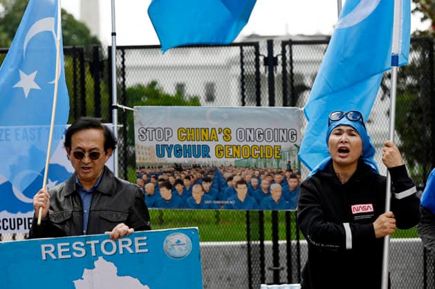 Protesters Demonstrate Against China During Xi Visit In Washington, DC Demostrators protest the visit of Chinese President Xi Jinping outside the White House on September 24, 2026 in Washington, DC. President Trump is hosting President Xi for a three-day state visit to Washington, DC. Photo by Olivier Douliery ABACAPRESS.COM Washington DC United States  Copyright: xDoulieryxOlivier ABACAx