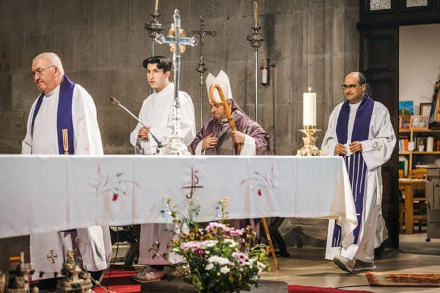 Mass in Marín, Pontevedra, for the victims of the earthquake that occurred in late June in Venezuela Mass for the victims from the municipality who lost their lives in the earthquake in Venezuela last June, on September 24, 2026, in Marín, Pontevedra, Galicia, Spain. The new parish church in Marín is hosting a Mass in memory of Lía, Ulises, Adela, and Yhosvany—a family of Venezuelan origin residing in the municipality—who died in the earthquakes that struck La Guaira last June. The event, organized by the educational community of the Colegio Inmaculada, is also dedicated to the victims of other natural disasters. SEPTEMBER 24, 2026 PARISH GALICIA GALICIANS VENEZUELA EARTHQUAKE TRIBUTE VENEZUELAN COMMUNITY VENEZUELANS NATURAL DISASTER VICTI  Copyright: xBeatrizxCiscarx 7797285