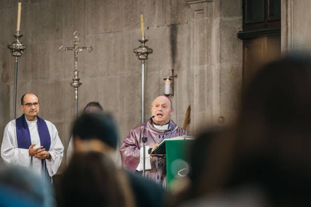 Mass in Marín, Pontevedra, for the victims of the earthquake that occurred in late June in Venezuela Mass for the victims from the municipality who lost their lives in the earthquake in Venezuela last June, on September 24, 2026, in Marín, Pontevedra, Galicia, Spain. The new parish church in Marín is hosting a Mass in memory of Lía, Ulises, Adela, and Yhosvany—a family of Venezuelan origin residing in the municipality—who died in the earthquakes that struck La Guaira last June. The event, organized by the educational community of the Colegio Inmaculada, is also dedicated to the victims of other natural disasters. SEPTEMBER 24, 2026 PARISH GALICIA GALICIANS VENEZUELA EARTHQUAKE TRIBUTE VENEZUELAN COMMUNITY VENEZUELANS NATURAL DISASTER VICTI  Copyright: xBeatrizxCiscarx 7797289