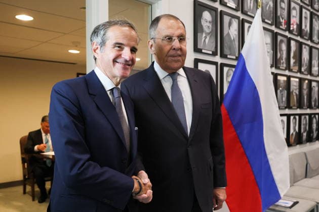 USA, NEW YORK CITY - SEPTEMBER 24, 2026: Director General of the International Atomic Energy Agency (IAEA) Rafael Grossi (L) and Russia’s Minister of Foreign Affairs Sergei Lavrov shake hands before a meeting at the UN Headquarters on the sidelines of the 81st session of the UN General Assembly. Alexander Shcherbak TASS  98251721