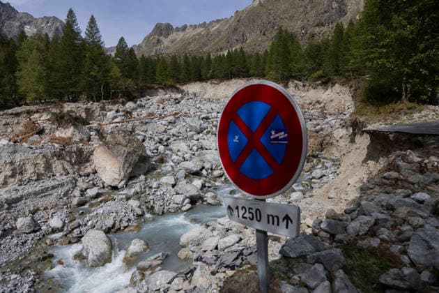 Vehicles Evacuated by Helicopter After Floods - France A no-parking sign stands above the torrent and the destroyed road. Nine vehicles stranded at the Pre de Madame Carle were evacuated by helicopter after floods on August 28 destroyed several sections of the RD204T access road. Ailefroide, Vallouise-Pelvoux, Hautes-Alpes, France, September 24, 2026. Photo by Thibaut Durand ABACAPRESS.COM vallouise-pelvoux PROVENCE-ALPES-COTE D AZUR France  Copyright: xDurandxThibaut ABACAx