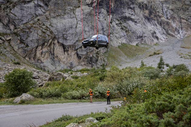 Vehicles Evacuated by Helicopter After Floods - France A silver car crosses the mountainside suspended beneath the helicopter. Nine vehicles stranded at the Pre de Madame Carle were evacuated by helicopter after floods on August 28 destroyed several sections of the RD204T access road. Ailefroide, Vallouise-Pelvoux, Hautes-Alpes, France, September 24, 2026. Photo by Thibaut Durand ABACAPRESS.COM vallouise-pelvoux PROVENCE-ALPES-COTE D AZUR France  Copyright: xDurandxThibaut ABACAx