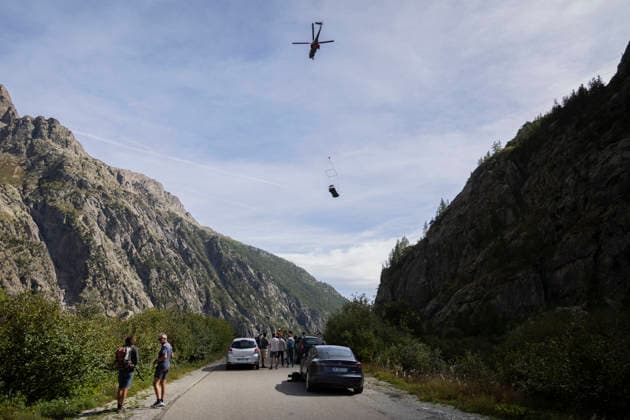 Vehicles Evacuated by Helicopter After Floods - France A vehicle is carried beneath the helicopter above the Ailefroide road. Nine vehicles stranded at the Pre de Madame Carle were evacuated by helicopter after floods on August 28 destroyed several sections of the RD204T access road. Ailefroide, Vallouise-Pelvoux, Hautes-Alpes, France, September 24, 2026. Photo by Thibaut Durand ABACAPRESS.COM vallouise-pelvoux PROVENCE-ALPES-COTE D AZUR France  Copyright: xDurandxThibaut ABACAx