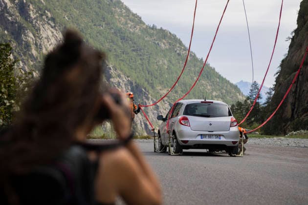 Vehicles Evacuated by Helicopter After Floods - France A white car descends in the lifting frame as photographers document the operation. Nine vehicles stranded at the Pre de Madame Carle were evacuated by helicopter after floods on August 28 destroyed several sections of the RD204T access road. Ailefroide, Vallouise-Pelvoux, Hautes-Alpes, France, September 24, 2026. Photo by Thibaut Durand ABACAPRESS.COM vallouise-pelvoux PROVENCE-ALPES-COTE D AZUR France  Copyright: xDurandxThibaut ABACAx