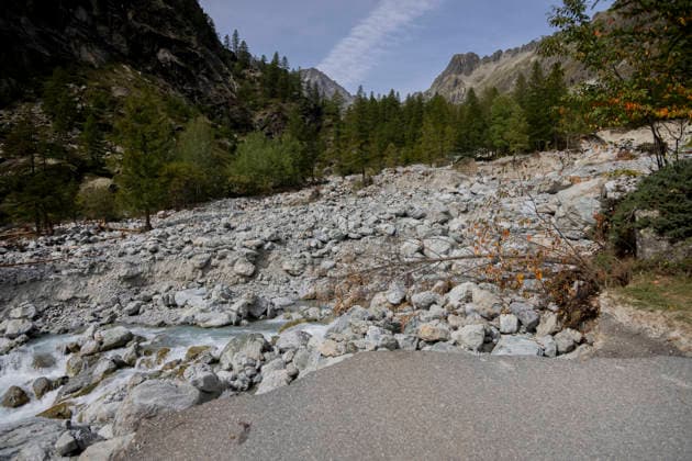Vehicles Evacuated by Helicopter After Floods - France A wide section of the RD204T has disappeared beneath flood debris. Nine vehicles stranded at the Pre de Madame Carle were evacuated by helicopter after floods on August 28 destroyed several sections of the RD204T access road. Ailefroide, Vallouise-Pelvoux, Hautes-Alpes, France, September 24, 2026. Photo by Thibaut Durand ABACAPRESS.COM vallouise-pelvoux PROVENCE-ALPES-COTE D AZUR France  Copyright: xDurandxThibaut ABACAx