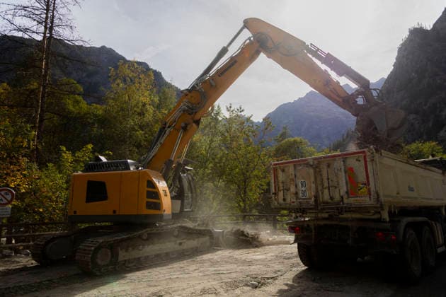 Vehicles Evacuated by Helicopter After Floods - France An excavator loads flood debris into a truck during road clearance work. Nine vehicles stranded at the Pre de Madame Carle were evacuated by helicopter after floods on August 28 destroyed several sections of the RD204T access road. Ailefroide, Vallouise-Pelvoux, Hautes-Alpes, France, September 24, 2026. Photo by Thibaut Durand ABACAPRESS.COM vallouise-pelvoux PROVENCE-ALPES-COTE D AZUR France  Copyright: xDurandxThibaut ABACAx