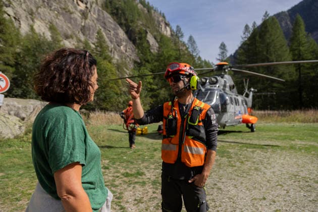 Vehicles Evacuated by Helicopter After Floods - France Gaelle Moreau, mayor of Vallouise-Pelvoux, speaks with a helicopter crew member after the operation. Nine vehicles stranded at the Pre de Madame Carle were evacuated by helicopter after floods on August 28 destroyed several sections of the RD204T access road. Ailefroide, Vallouise-Pelvoux, Hautes-Alpes, France, September 24, 2026. Photo by Thibaut Durand ABACAPRESS.COM vallouise-pelvoux PROVENCE-ALPES-COTE D AZUR France  Copyright: xDurandxThibaut ABACAx