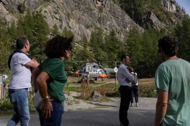 Vehicles Evacuated by Helicopter After Floods - France Gaelle Moreau, mayor of Vallouise-Pelvoux, speaks with people beside the helicopter at Ailefroide. Nine vehicles stranded at the Pre de Madame Carle were evacuated by helicopter after floods on August 28 destroyed several sections of the RD204T access road. Ailefroide, Vallouise-Pelvoux, Hautes-Alpes, France, September 24, 2026. Photo by Thibaut Durand ABACAPRESS.COM vallouise-pelvoux PROVENCE-ALPES-COTE D AZUR France  Copyright: xDurandxThibaut ABACAx