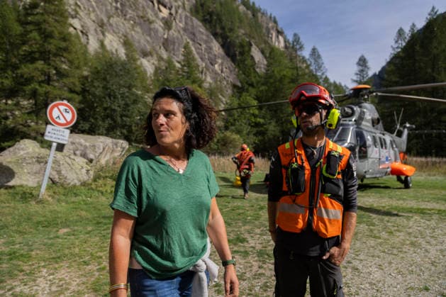 Vehicles Evacuated by Helicopter After Floods - France Gaelle Moreau, mayor of Vallouise-Pelvoux, stands beside a helicopter crew member at Ailefroide. Nine vehicles stranded at the Pre de Madame Carle were evacuated by helicopter after floods on August 28 destroyed several sections of the RD204T access road. Ailefroide, Vallouise-Pelvoux, Hautes-Alpes, France, September 24, 2026. Photo by Thibaut Durand ABACAPRESS.COM vallouise-pelvoux PROVENCE-ALPES-COTE D AZUR France  Copyright: xDurandxThibaut ABACAx