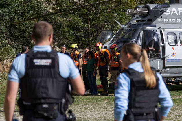 Vehicles Evacuated by Helicopter After Floods - France Gendarmes observe the helicopter crew gathered beside the aircraft at Ailefroide. Nine vehicles stranded at the Pre de Madame Carle were evacuated by helicopter after floods on August 28 destroyed several sections of the RD204T access road. Ailefroide, Vallouise-Pelvoux, Hautes-Alpes, France, September 24, 2026. Photo by Thibaut Durand ABACAPRESS.COM vallouise-pelvoux PROVENCE-ALPES-COTE D AZUR France  Copyright: xDurandxThibaut ABACAx
